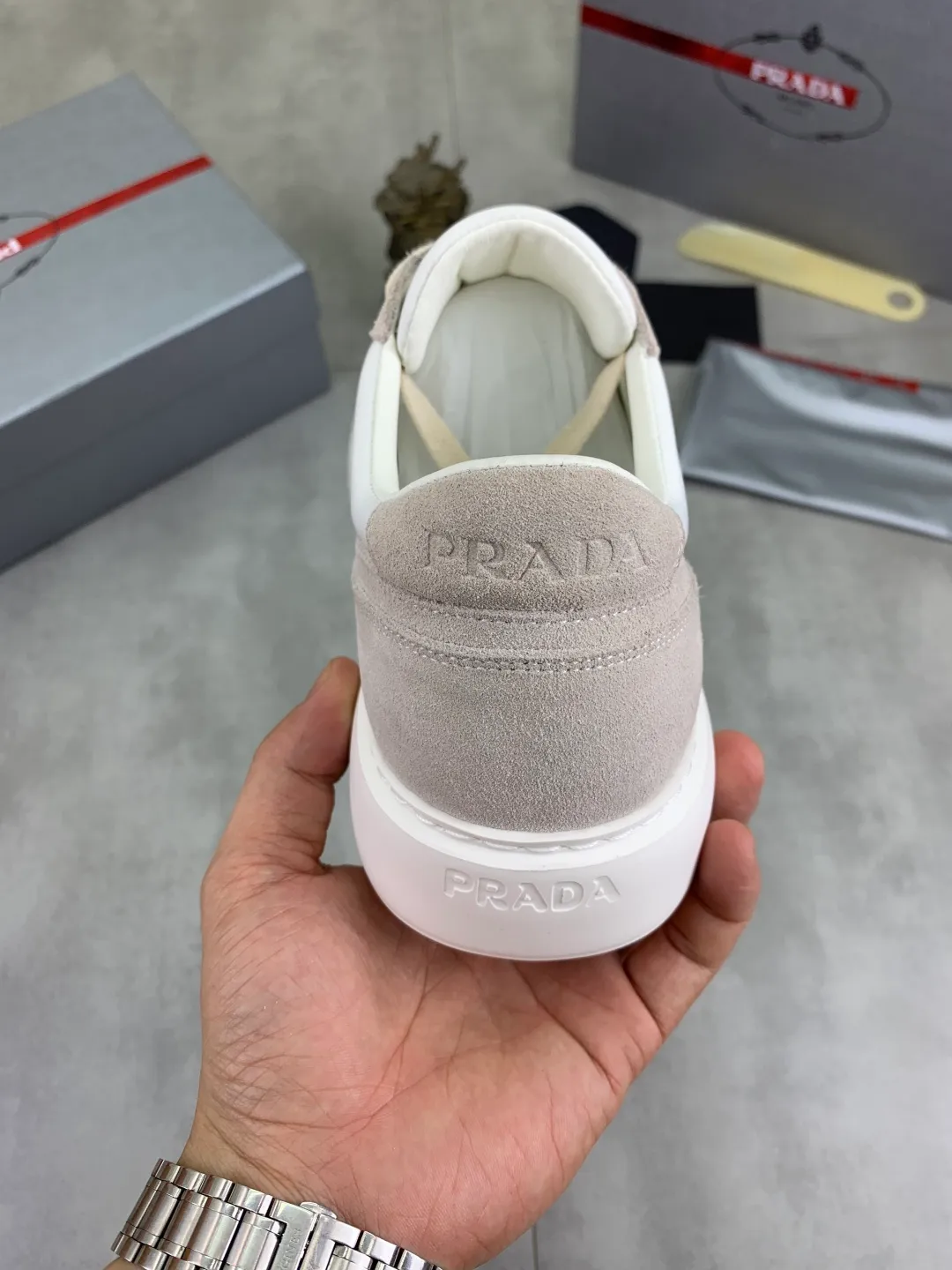 Men's shoes 💰P560💰 [New model] High version official website popular model is on the market, 🆘 Trendy brand (Prada) mainly promotes popular model, avant-garde and versatile fashionable men's shoes private version mold opening, cowhide surface splicing 1:1.. Stylish and simple, original imported cowhide lining cowhide feet; the atmosphere and personality are more fashionable, eye-catching and pursuing class. It will subvert the old idea and be a must-have for fashion trendsetters with you! Must keep it for yourself! Tall and comfortable, large and low, high-end quality workmanship. Code number: 38-44 5⃣️colors available.
